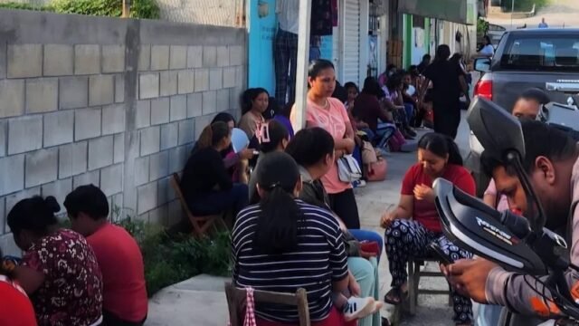 Padres cierran primaria en Emiliano Zapata por denuncia de tocamientos a alumnas