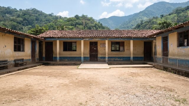 Padres piden evitar fusión de grupos tras retiro de maestro en primaria de Chiapas