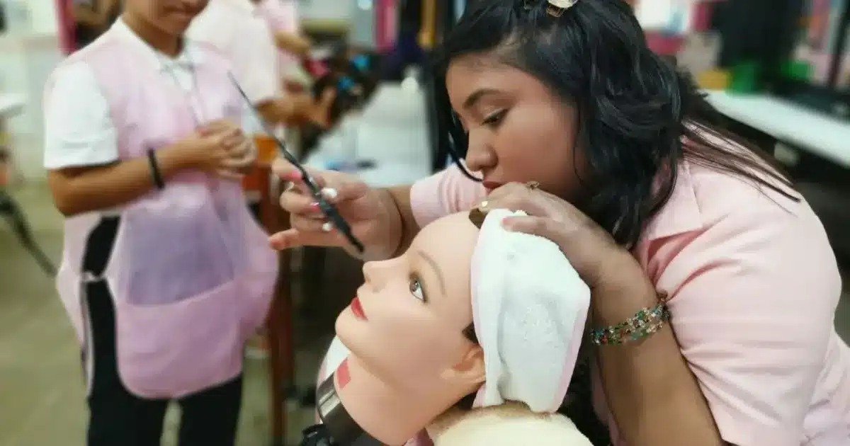 Pan, belleza y carpintería: CAM Laboral capacita para el empleo a jóvenes con discapacidad en Tuxtla