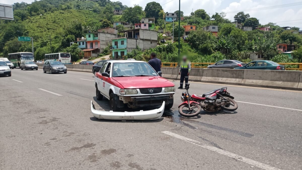 Pareja en motocicleta resulta lesionada tras ser impactada por taxi en Tapachula