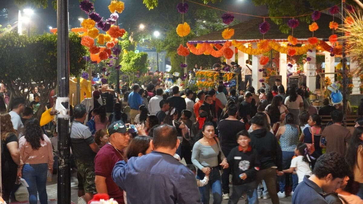 Parque de Berriozábal atrae a 25 mil visitantes con decoración de Día de Muertos