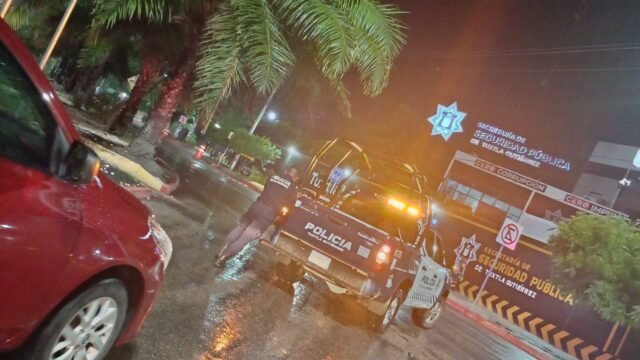 Patrulla de Tuxtla Gutiérrez es empujada por policía ante posible falta de gasolina