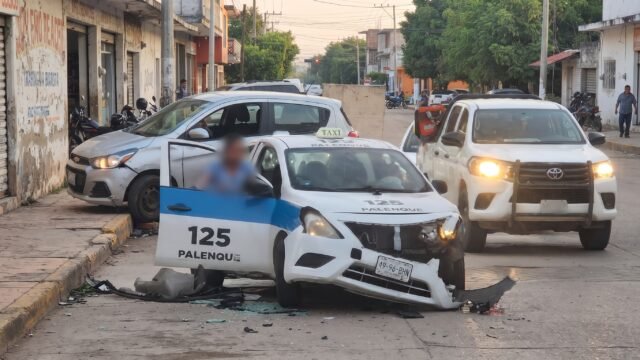 ¡Pegó y se peló!: choca contra el taxi 125 y deja su carro botado en Palenque