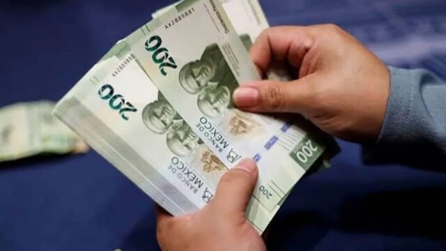 Peso acumula seis semanas de depreciación frente al dólar y cierra en 18.50