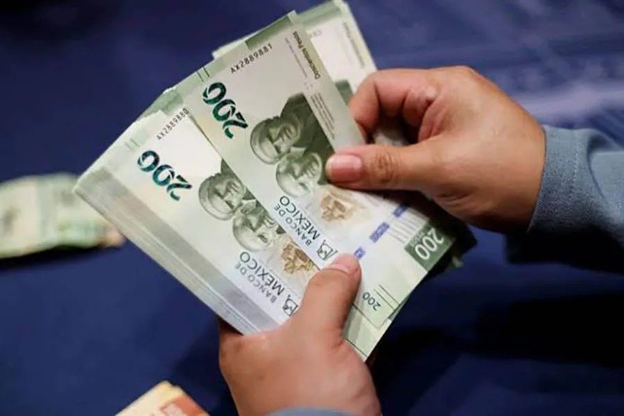 Peso acumula seis semanas de depreciación frente al dólar y cierra en 18.50