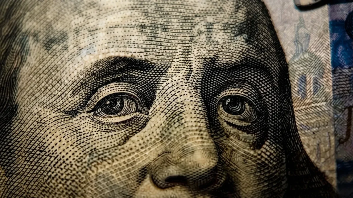 Peso se deprecia frente al dólar y cotiza en 18.58 pesos en México este miércoles