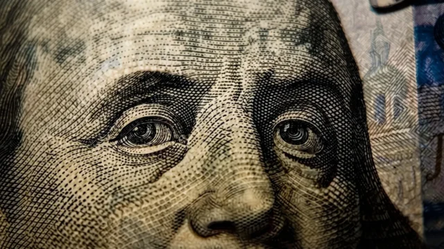 Peso se deprecia frente al dólar y cotiza en 18.58 pesos en México este miércoles