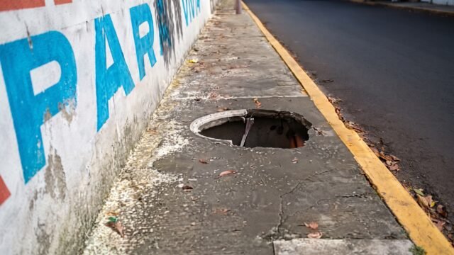 Piden rehabilitar banqueta bajo el puente costero junto al Hospital Nueva Frontera en Tapachula