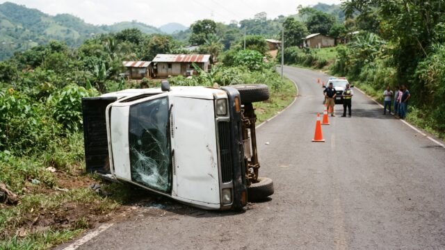 Pierde el control a toda velocidad: camioneta vuelca y queda recostada en Villa Corzo