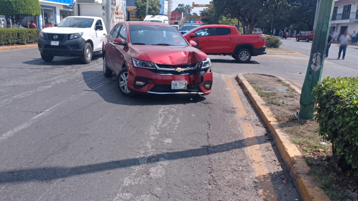 Pierde el control en La Gloria y deja su carro rojo abrazado a un poste en Tuxtla