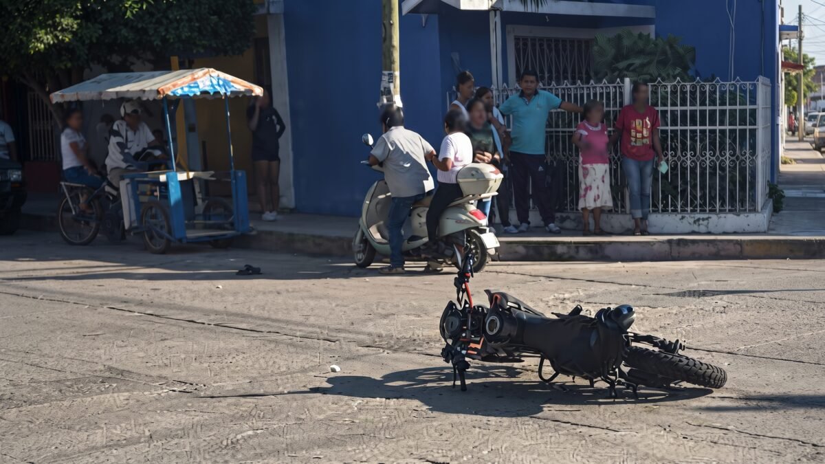 Pierde el control junto a la Balboa: motociclista acaba sangrando en el pavimento en Tonalá