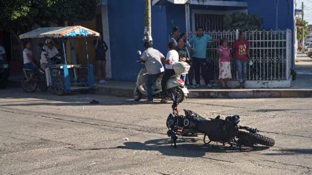 Pierde el control junto a la Balboa: motociclista acaba sangrando en el pavimento en Tonalá