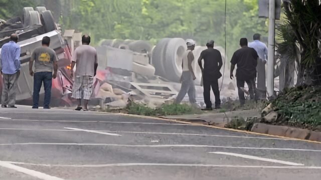 Pierde la curva y se acuesta: tráiler con cemento vuelca en la entrada de Pijijiapan