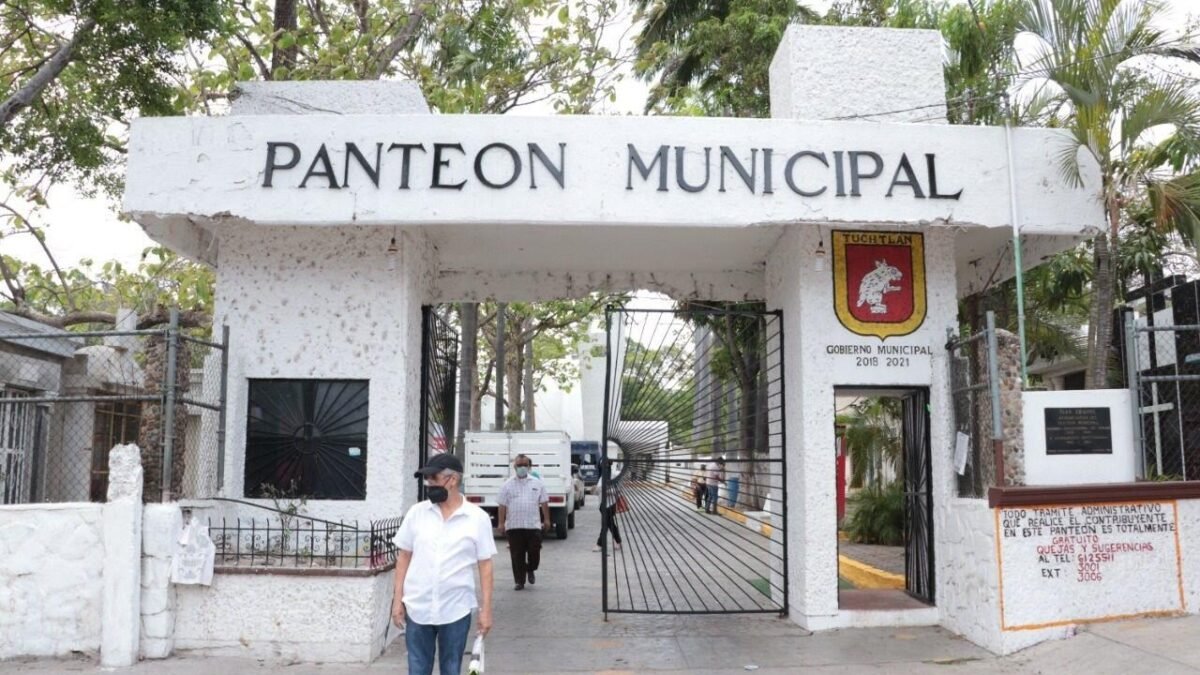 Pintura, impermeabilizante y memoria: familias dejan relucientes las capillas para Todos Santos en Tuxtla
