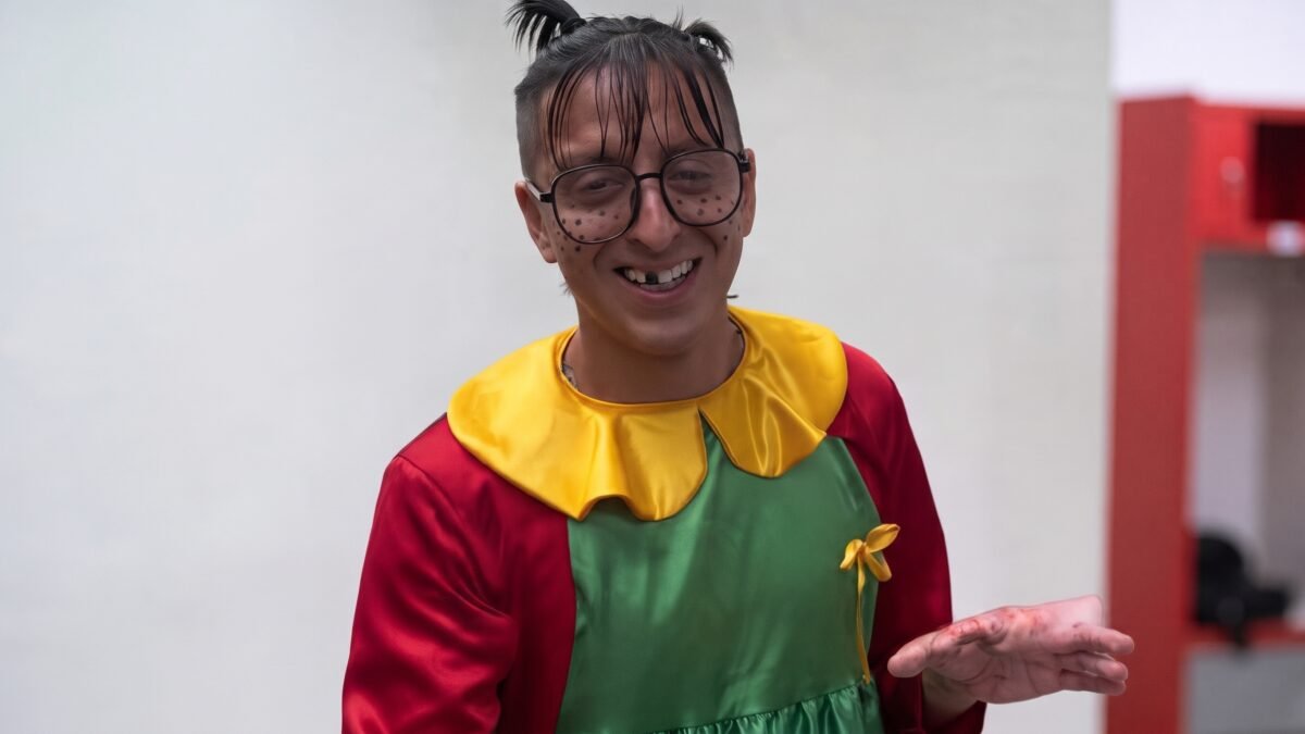 Piojo Alvarado se roba el show en Chivas vestido de la Chilindrina con pecas y coletas