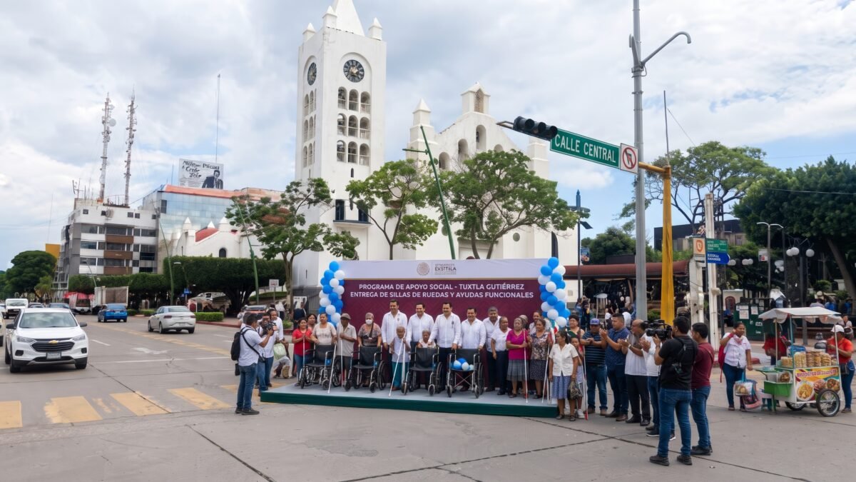 Pisa el acelerador solidario: piloto Roqueñí dona sillas, tabletas y lentes en Tuxtla