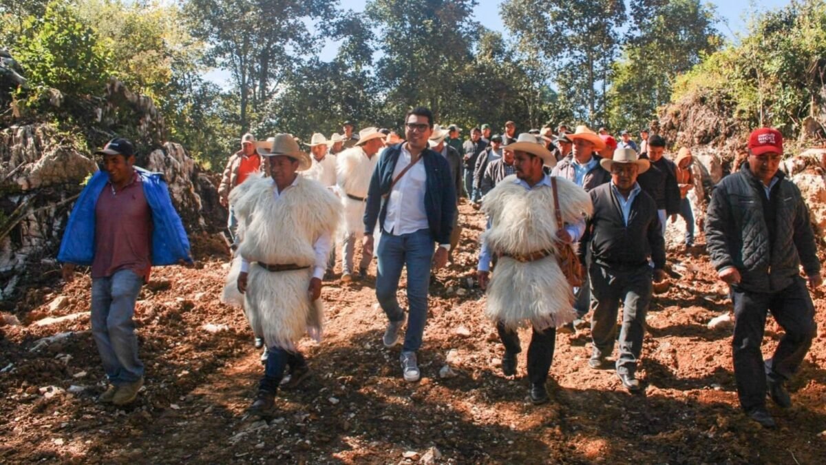 Pisa la tierra en Chamula: Espinosa Trujillo recorre el camino de Cruz Quemada a Ch’ixviltenal