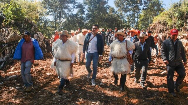 Pisa la tierra en Chamula: Espinosa Trujillo recorre el camino de Cruz Quemada a Ch’ixviltenal