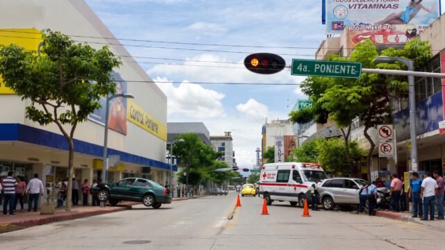 ¡Por alcance y a las jardineras!: dos graves tras brutal choque en el libramiento Sur de Tuxtla