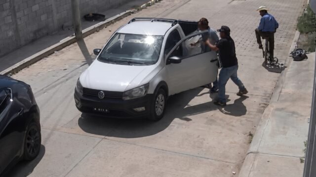¡Por tocar el claxon! Bajan de su auto y agreden a conductor junto al mercado del Norte en San Cristóbal