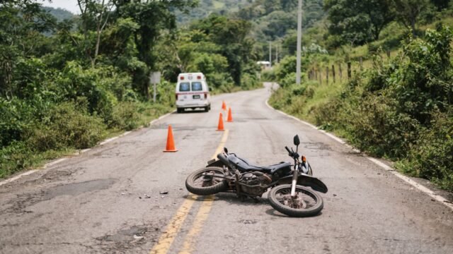 Queda tendido a la orilla: motociclista acaba en el hospital tras accidentarse en Reforma