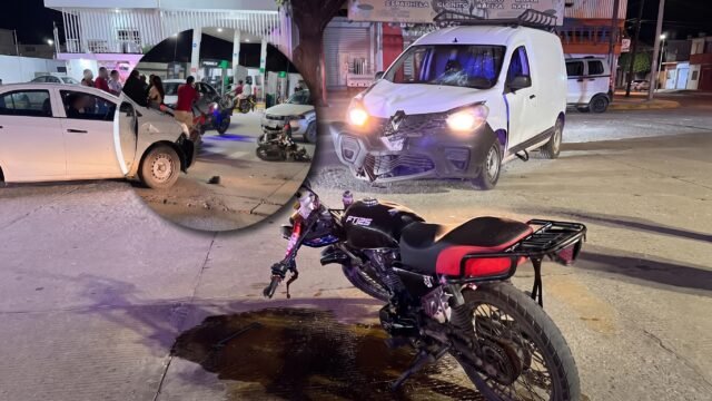 Quedan tendidos junto a la gasolinera: moto se estrella contra camioneta en Pakalná, Palenque