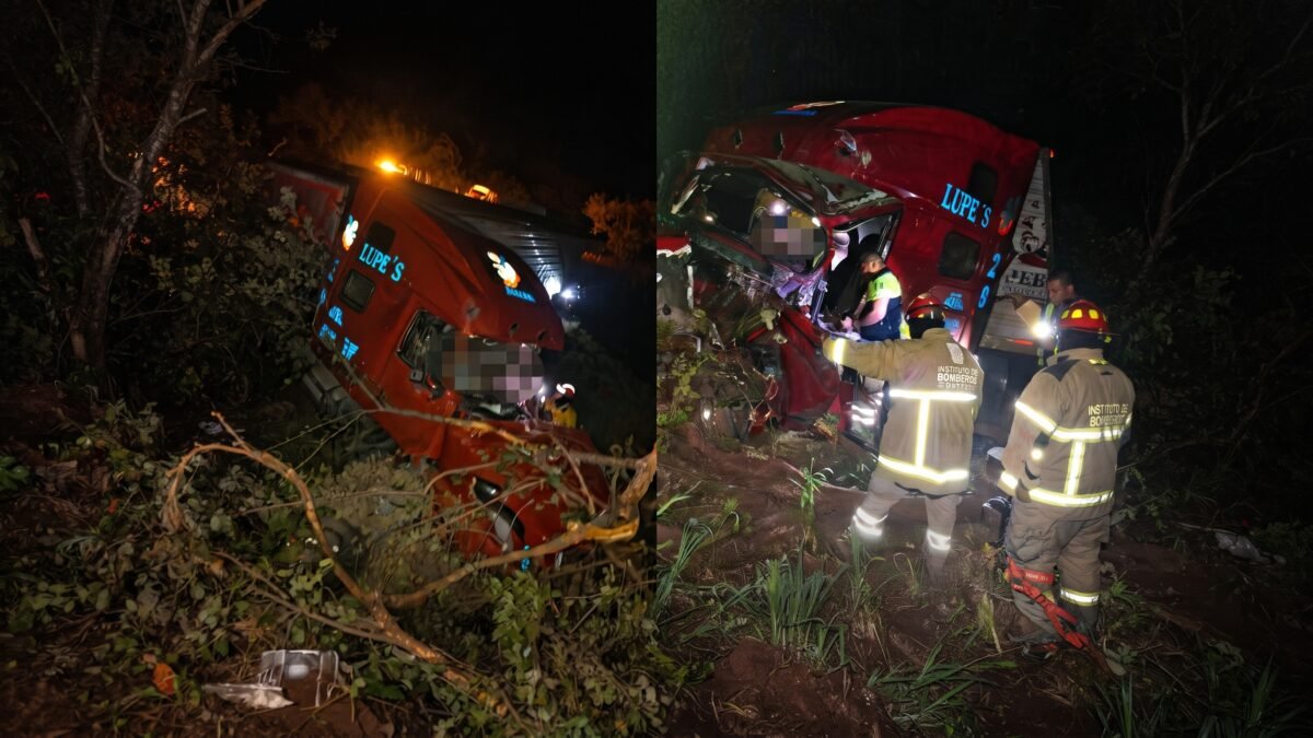 ¡Quedó prensado entre los fierros!: tráiler se sale de la carretera en Arriaga