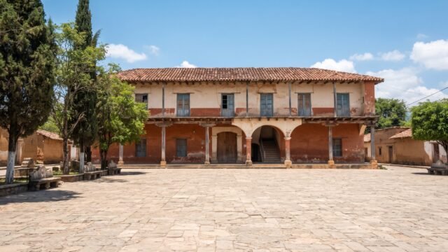 Quieren volver a Tecpatán: los Guzmán cargan deudas millonarias y una obra a medias