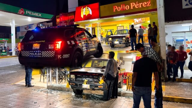 Quiso dar reversa y acabó en el mostrador: camioneta se mete a Pollos Pérez en Tuxtla