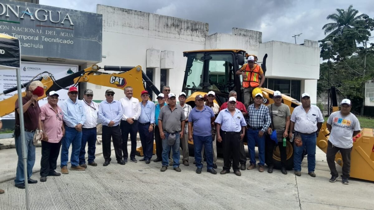 Refuerzan el campo del Soconusco: entregan retroexcavadora para limpiar canales y drenes