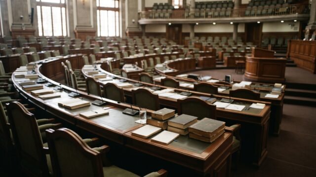 Reparten en el Senado ejemplares del libro Pueblo de López Obrador previo a su venta