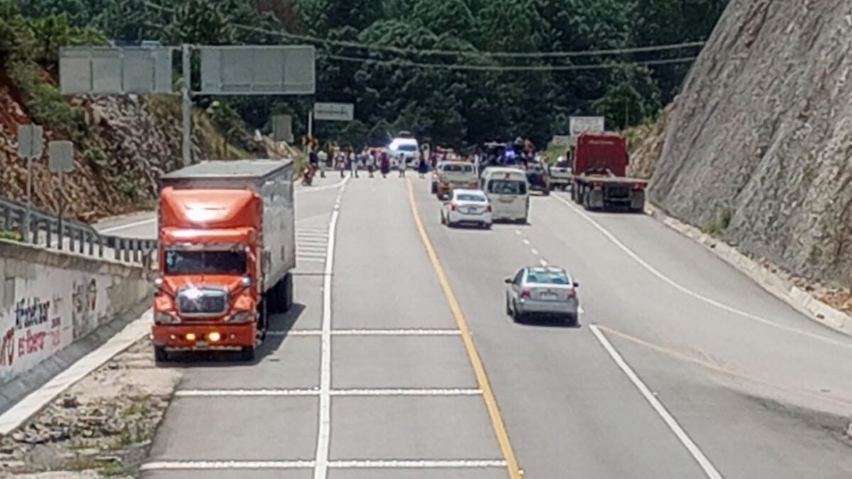 Reportan bloqueo total en la vía Tuxtla-San Cristóbal a la altura del kilómetro 46