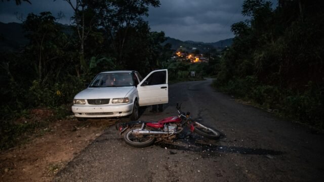 Reportan choque entre motocicleta y automóvil en carretera de Tenejapa