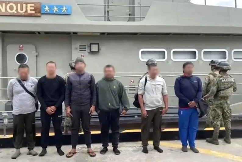 Rescatan a 6 migrantes a 274 km de Puerto Chiapas: iban en lancha rumbo a Estados Unidos