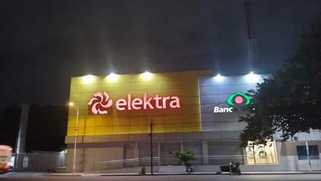 Rescatan a tres personas atrapadas en elevador de Elektra en Comitán