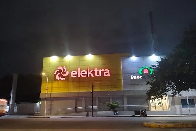 Rescatan a tres personas atrapadas en elevador de Elektra en Comitán