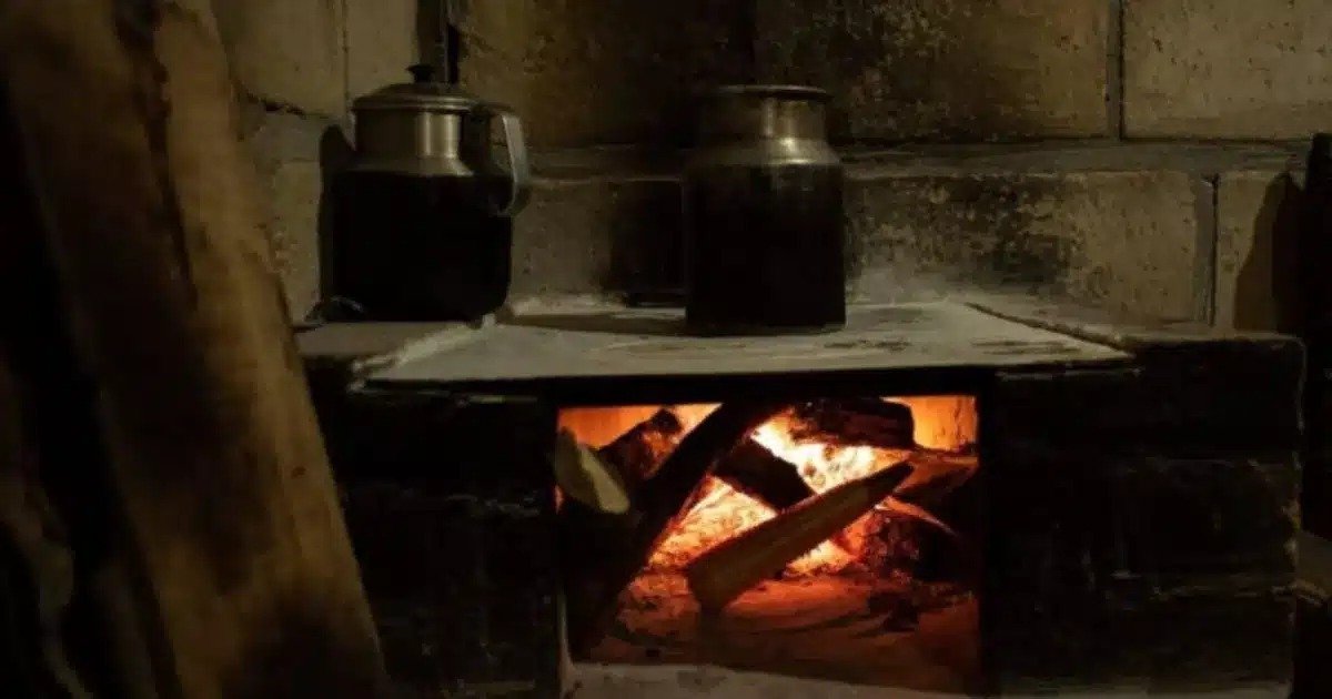 Respiran humo para comer: 43.4% de los hogares en Chiapas cocina con leña