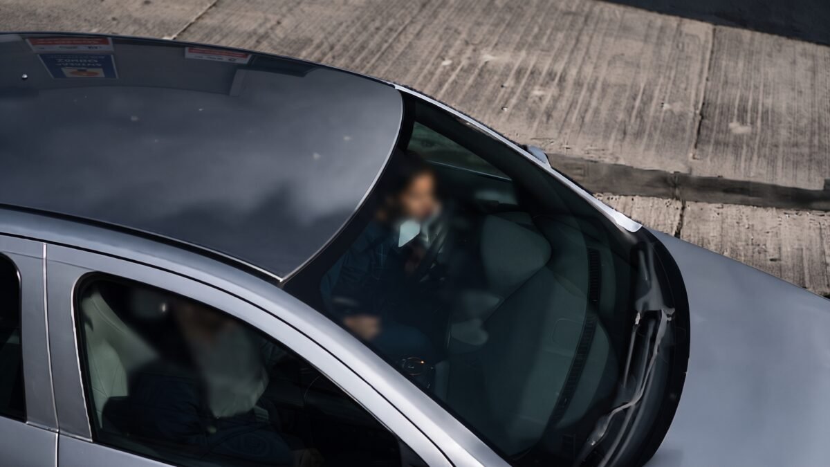 Roban computadora de auto estacionado en la colonia 24 de Junio en Tuxtla
