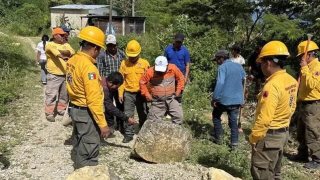 Rocas al borde del desastre: Protección Civil las tumba antes de que aplasten casas y un kínder en Ocosingo