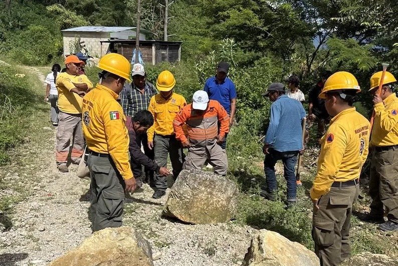 Rocas al borde del desastre: Protección Civil las tumba antes de que aplasten casas y un kínder en Ocosingo