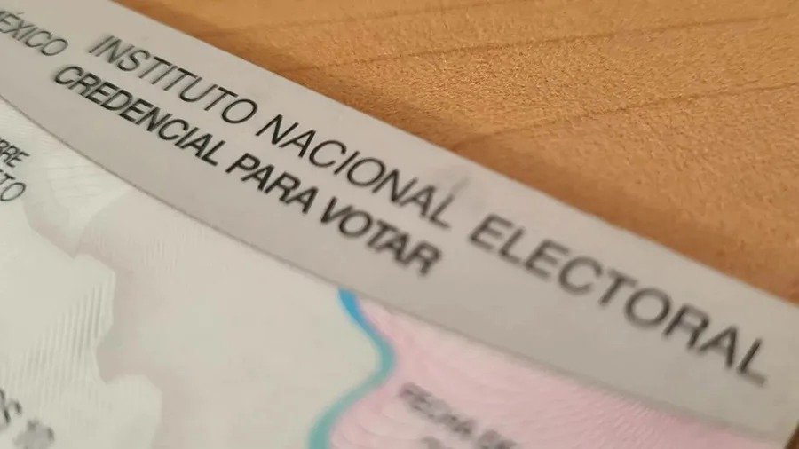 Rompe el silencio Cosmocolor: dice que ganó la credencial del INE con la oferta más barata