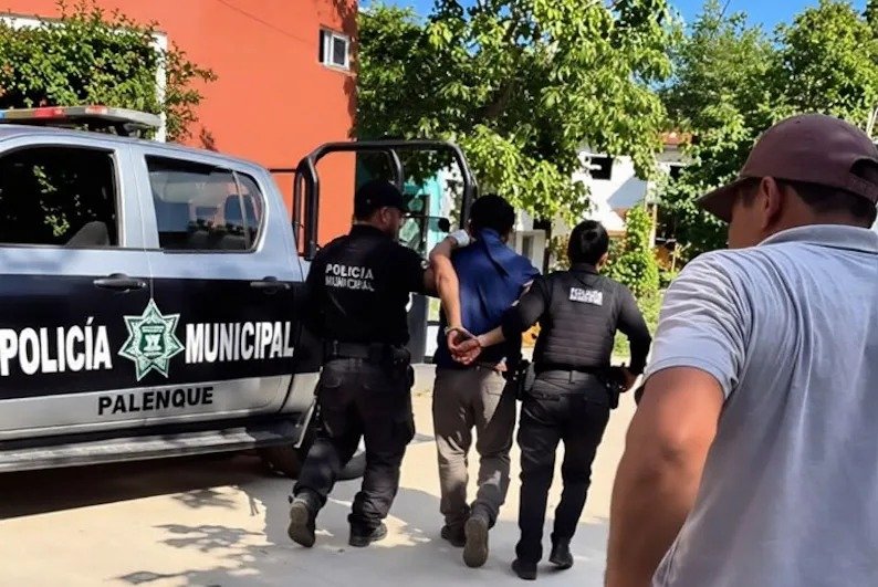 Sale con machete contra dos en moto en Palenque y el barrio lo frena primero