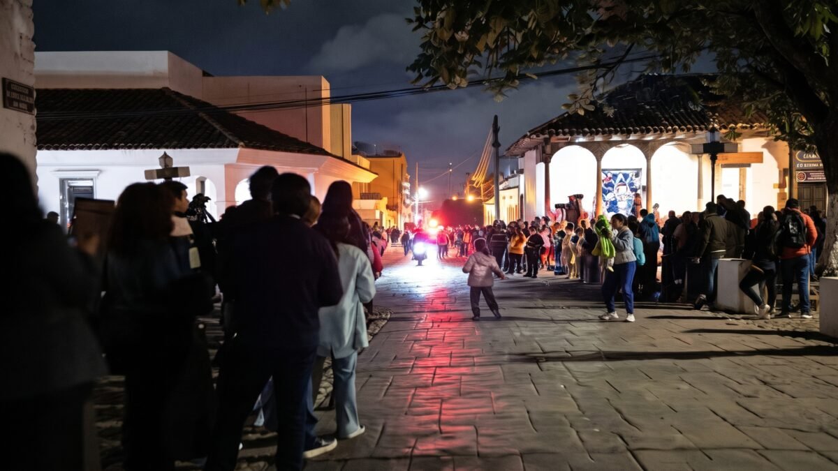 ¡Salieron a caminar con sus muertos!: Comitán celebra su tradicional caminata de Día de Muertos