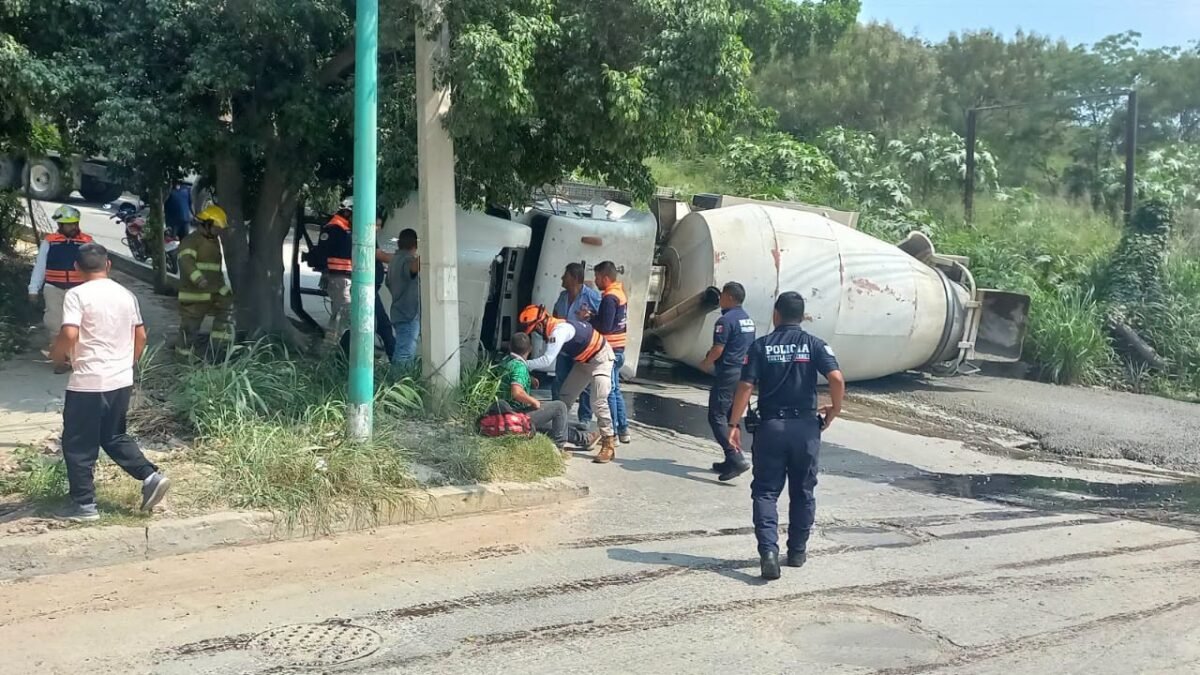 Se acostó la olla: vuelca revolvedora en la bajada de Vida Mejor en Tuxtla