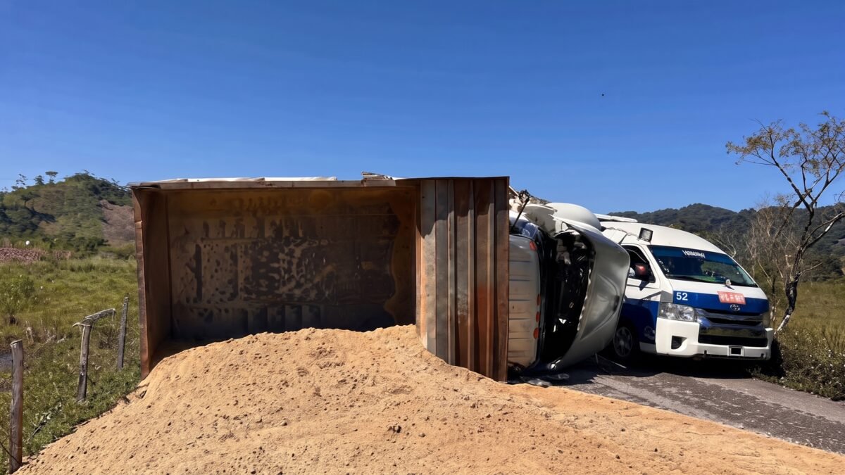Se acuesta con todo y arena: volteo vuelca y riega su carga en Amparo Agua Tinta