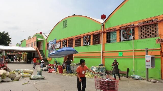 Se adelantan a la muerte: familias abarrotan Los Ancianos por dulces y papel picado en Tuxtla