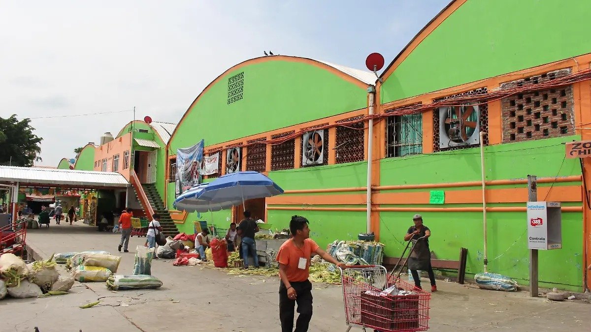 Se adelantan a la muerte: familias abarrotan Los Ancianos por dulces y papel picado en Tuxtla