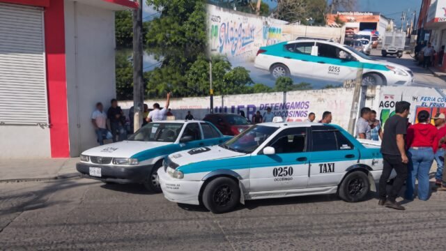 Se dan con todo en el periférico: dos taxis chocan y arman la discusión en Ocosingo