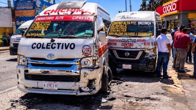 ¡Se dieron su llegue frente al Oxxo!: chocan dos colectivos en Comitán
