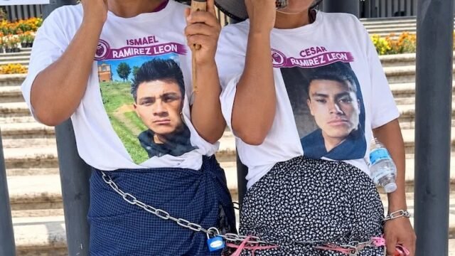 Se encadenan a la Fiscalía en Tuxtla: madres exigen buscar a 3 desaparecidos y castigo por 2 feminicidios